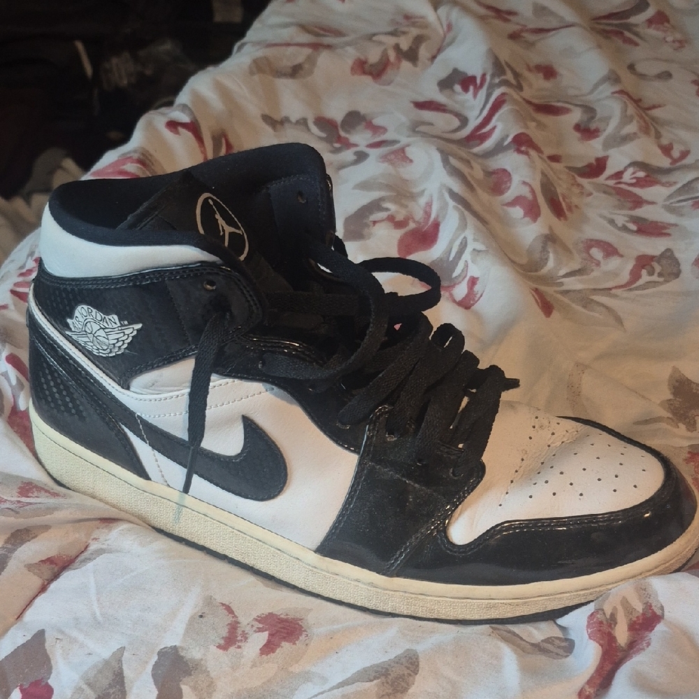 Nike Black and White Athletic Shoes